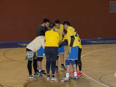 Ci appostiamo a questo punto al lato del parquet dove sta per cominciare una partitella